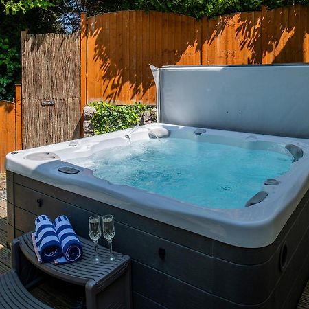 The Coachhouse - Cottage With Private Hot Tub コルウィン・ベイ エクステリア 写真