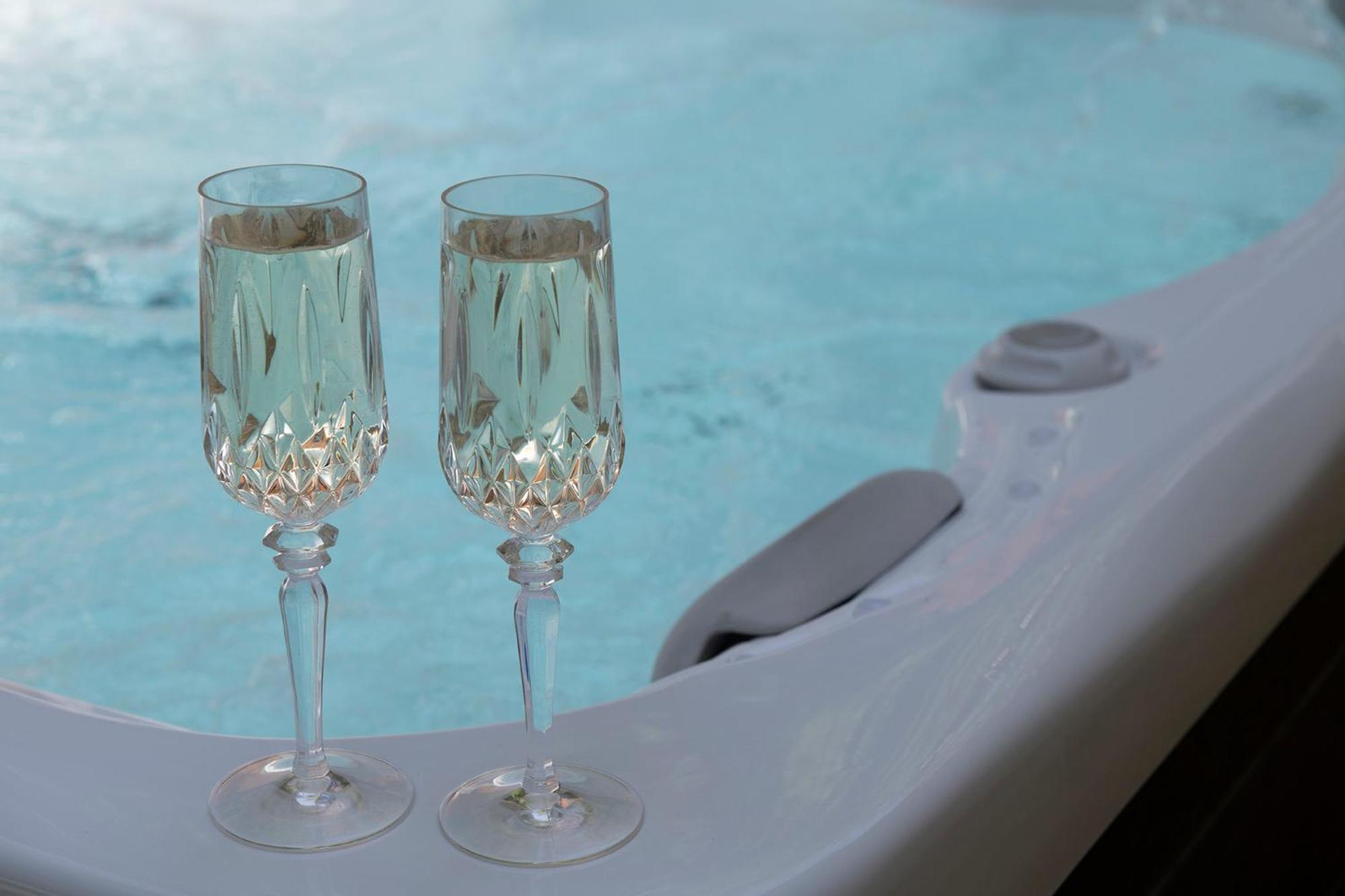 The Coachhouse - Cottage With Private Hot Tub コルウィン・ベイ エクステリア 写真