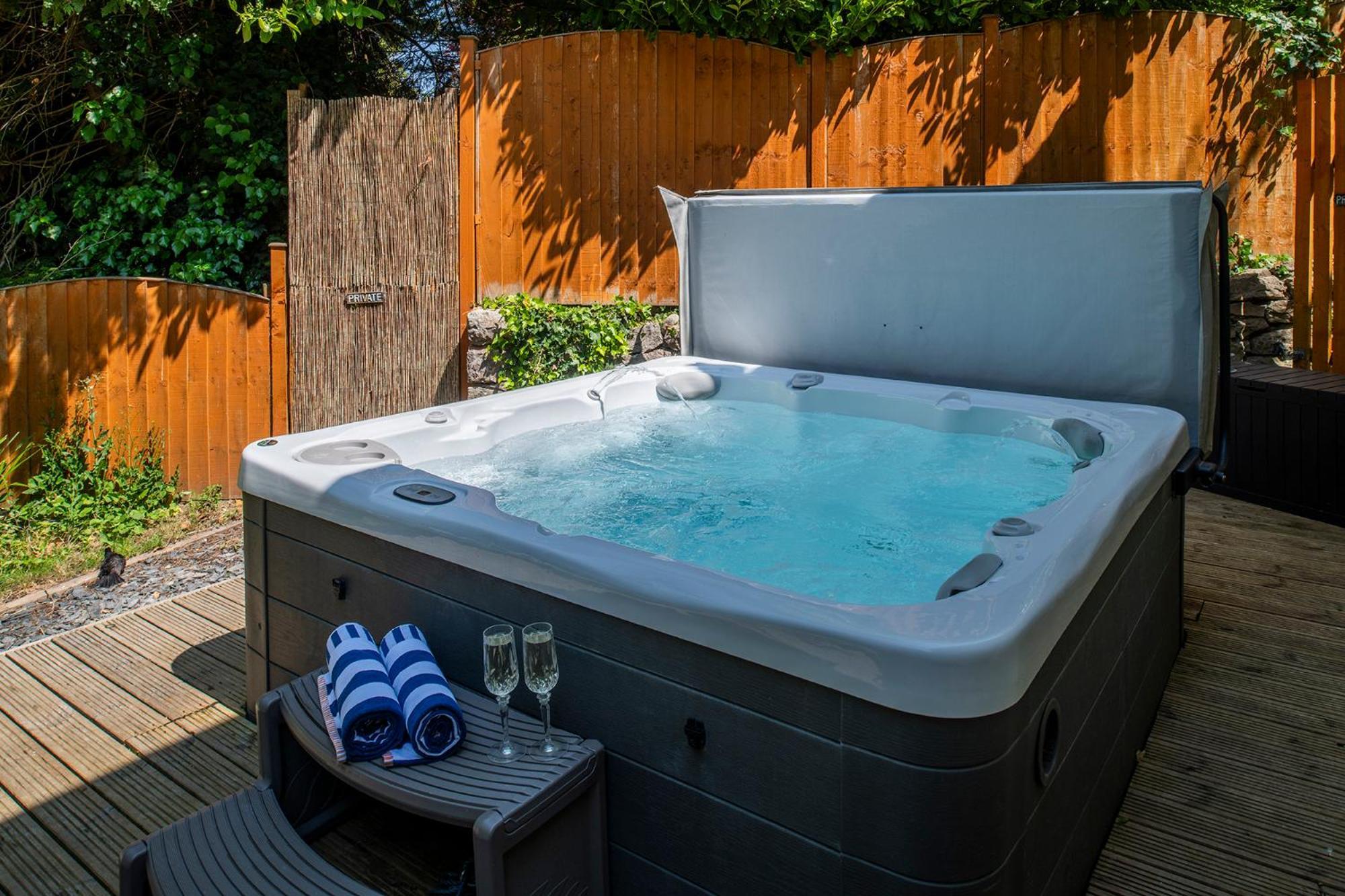 The Coachhouse - Cottage With Private Hot Tub コルウィン・ベイ エクステリア 写真