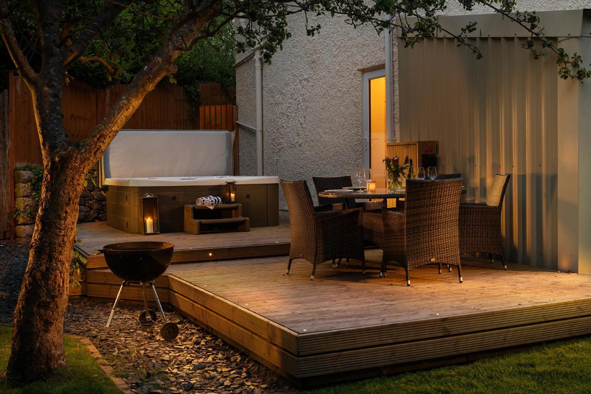 The Coachhouse - Cottage With Private Hot Tub コルウィン・ベイ エクステリア 写真